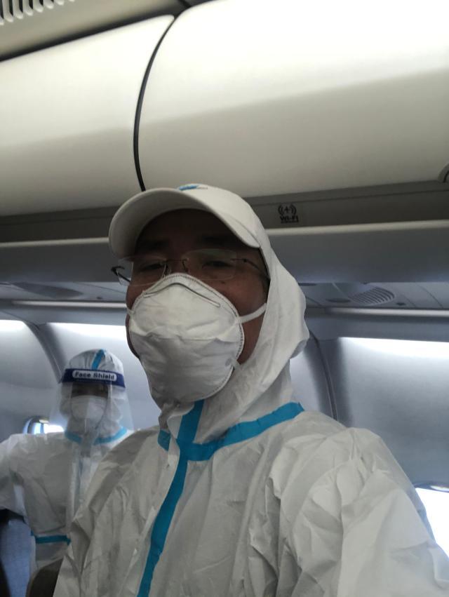 2-与国足同机飞赴阿联酋.jpg