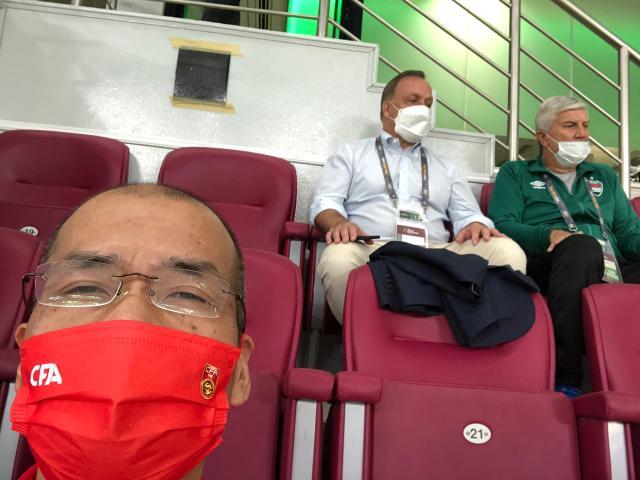 12-多哈主场出战日本队时伊拉克队主帅艾德沃卡特现身现场观战.jpg